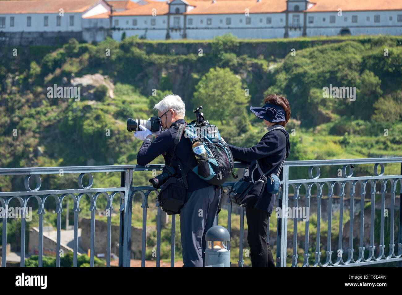 Turistico con attrezzatura fotografica e zainetto per scattare delle foto in Porto, Portogallo. Foto Stock