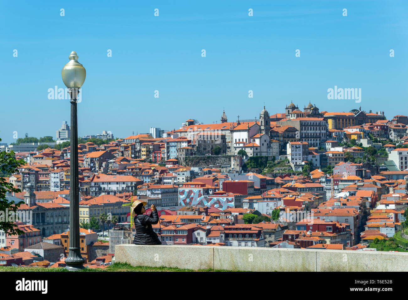 Viste panoramiche sul Porto in Portogallo, donna seduta turistica di scattare una foto della vista. Foto Stock