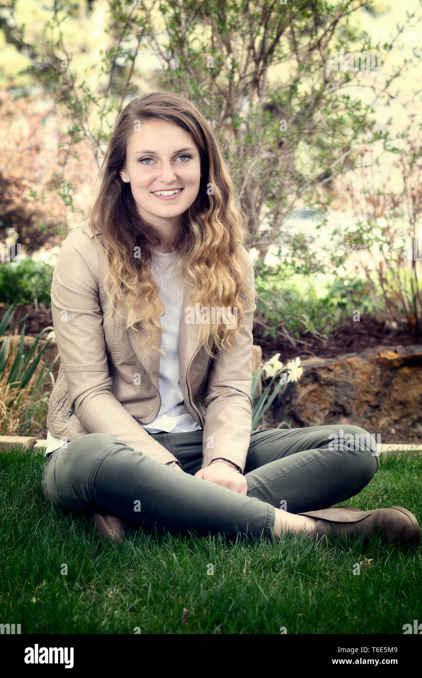 Bellissima giovane donna caucasica scatti all'aperto nella natura Foto Stock