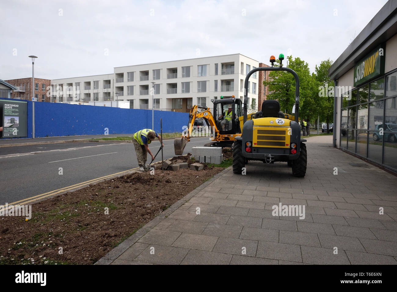 Aprile 2018 - lavoratori edili posa di cordoli di marciapiede accanto a una strada in Portishead, North Somerset, Regno Unito Foto Stock