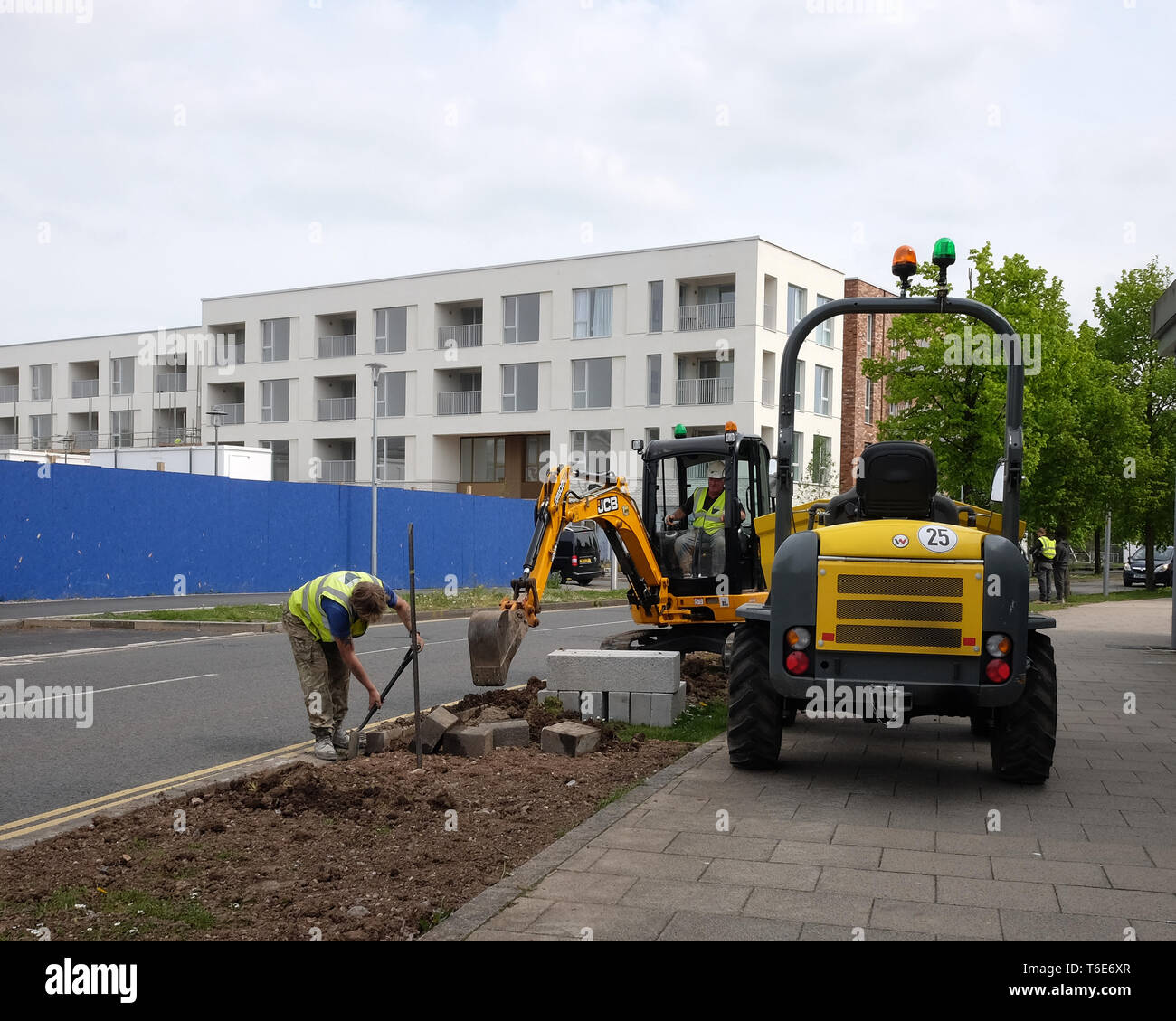 Aprile 2018 - lavoratori edili posa di cordoli di marciapiede accanto a una strada in Portishead, North Somerset, Regno Unito Foto Stock