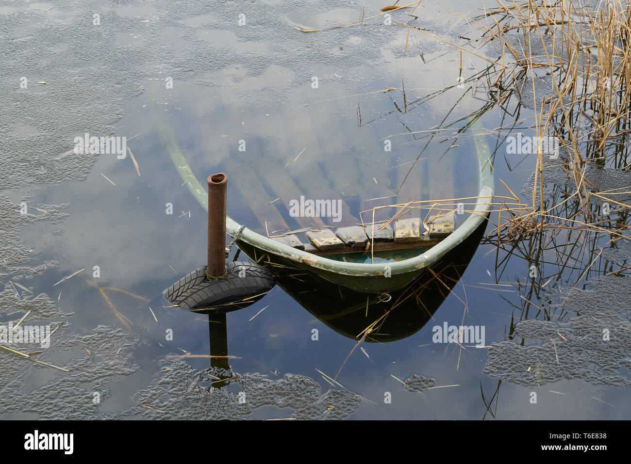 Barca a remi affondata in un lago vicino a Magdeburg Foto Stock