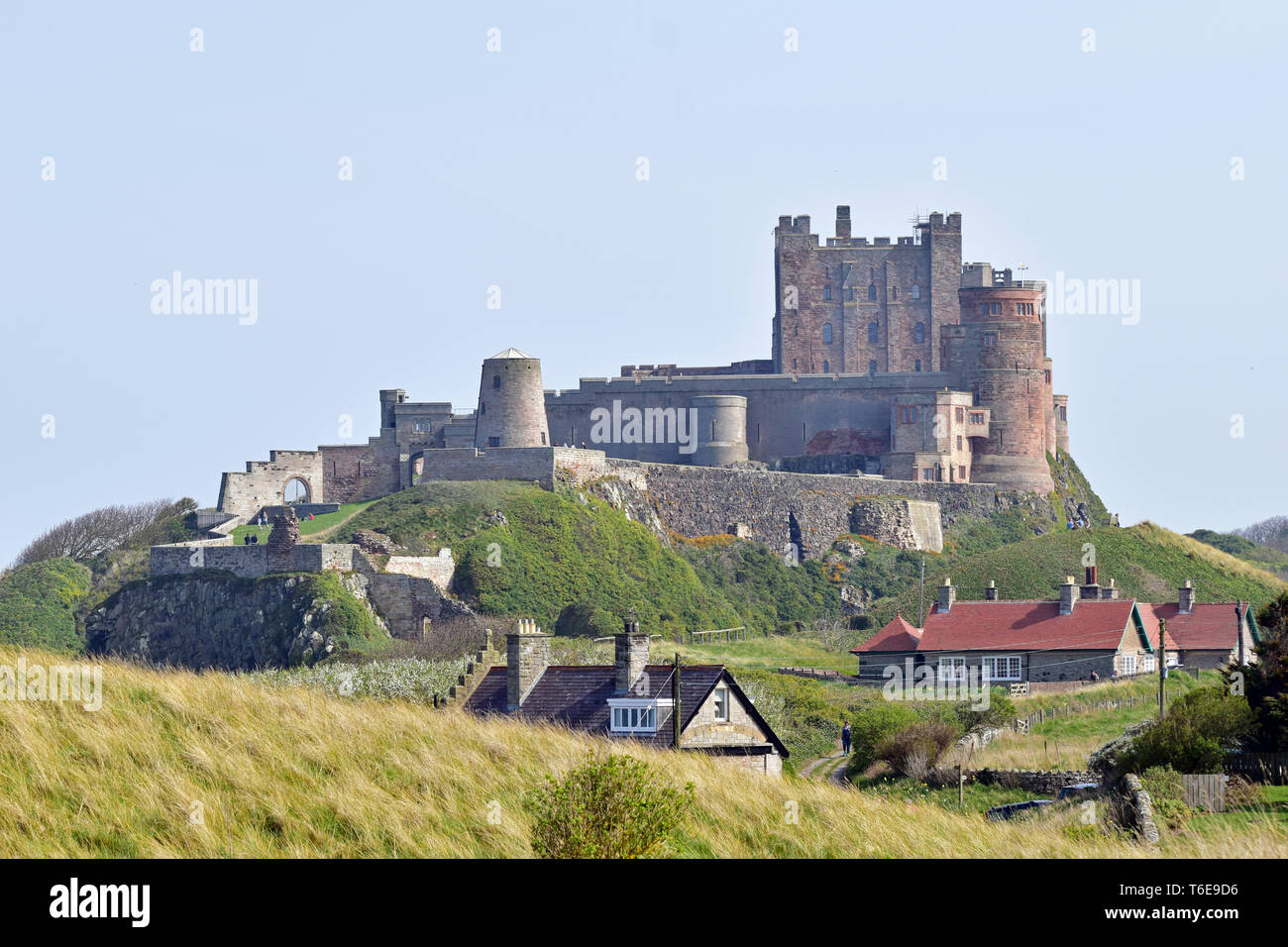 Il castello di Bamburgh nel sole primaverile Foto Stock