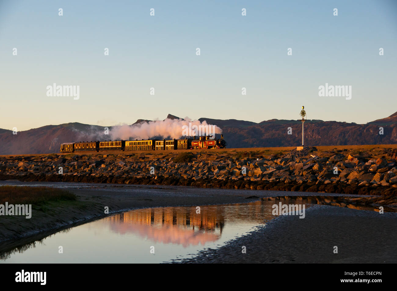 Come il sole tramonta su Cob, Porthmadog. Double Fairlie No.12 David Lloyd George teste per Boston Lodge con il set di vintage. Novembre 2015 Foto Stock