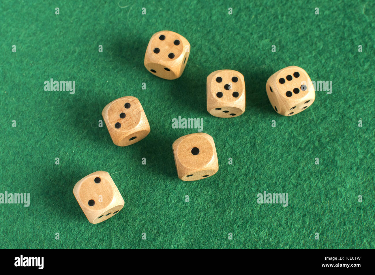 Dadi di legno impostato sul verde panno di feltro Foto Stock