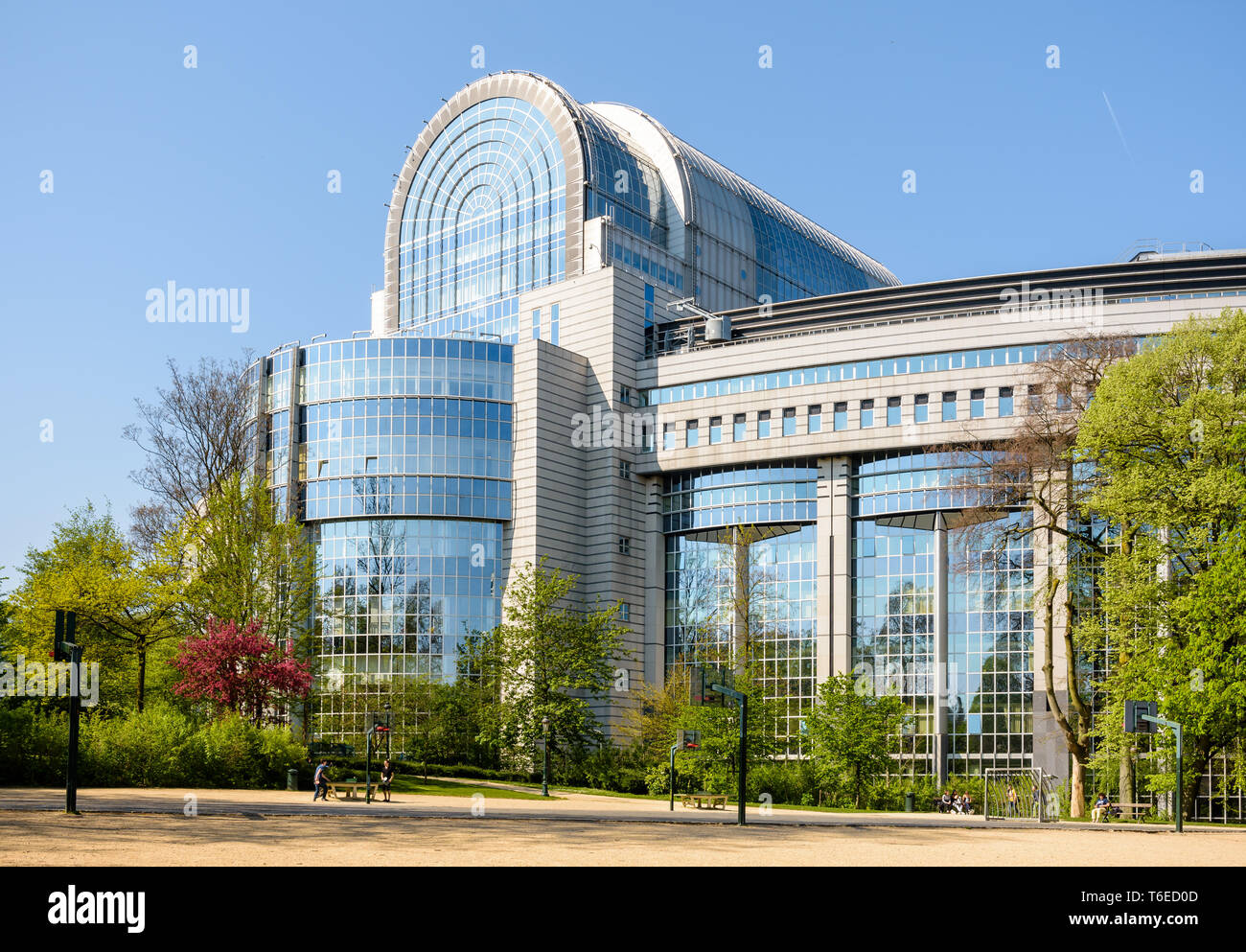 La facciata orientale dell'edificio Paul-Henri Spaak, sede dell'emiciclo del Parlamento europeo a Bruxelles in Belgio, visto dal Parco Leopold. Foto Stock