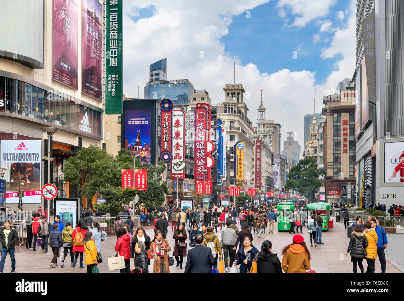 Shanghai Nanjing Road. La folla degli acquirenti su East Nanjing Road, una delle strade più trafficate della città, Shanghai, Cina Foto Stock