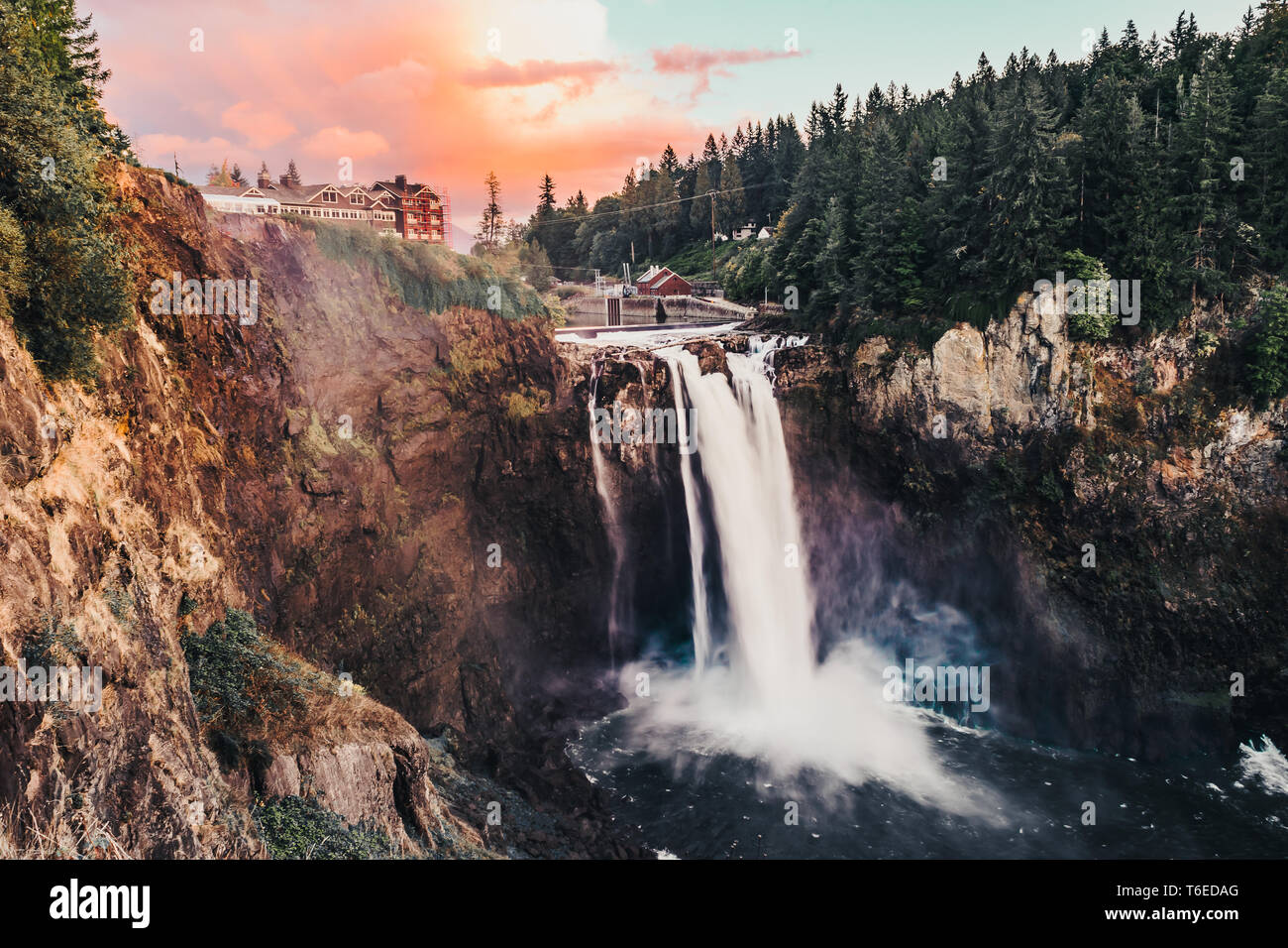 Una cascata di note come Snoqualmie Falls che fluisce al tramonto in Snoqualmie Washington Foto Stock