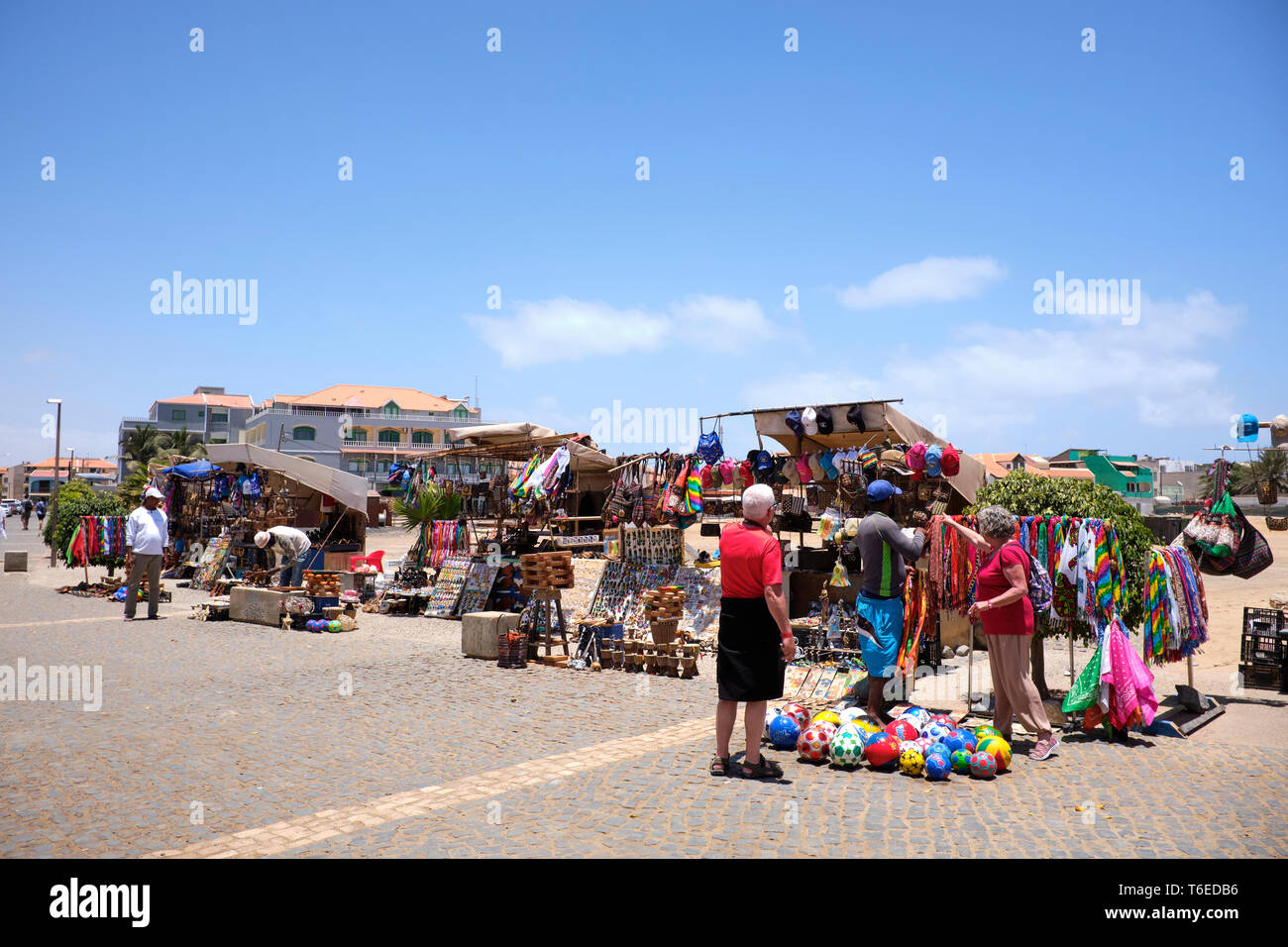 I venditori di strada che vendono souvenir turistici vicino al molo di Santa Maria, Isola di Sal Capo Verde Foto Stock