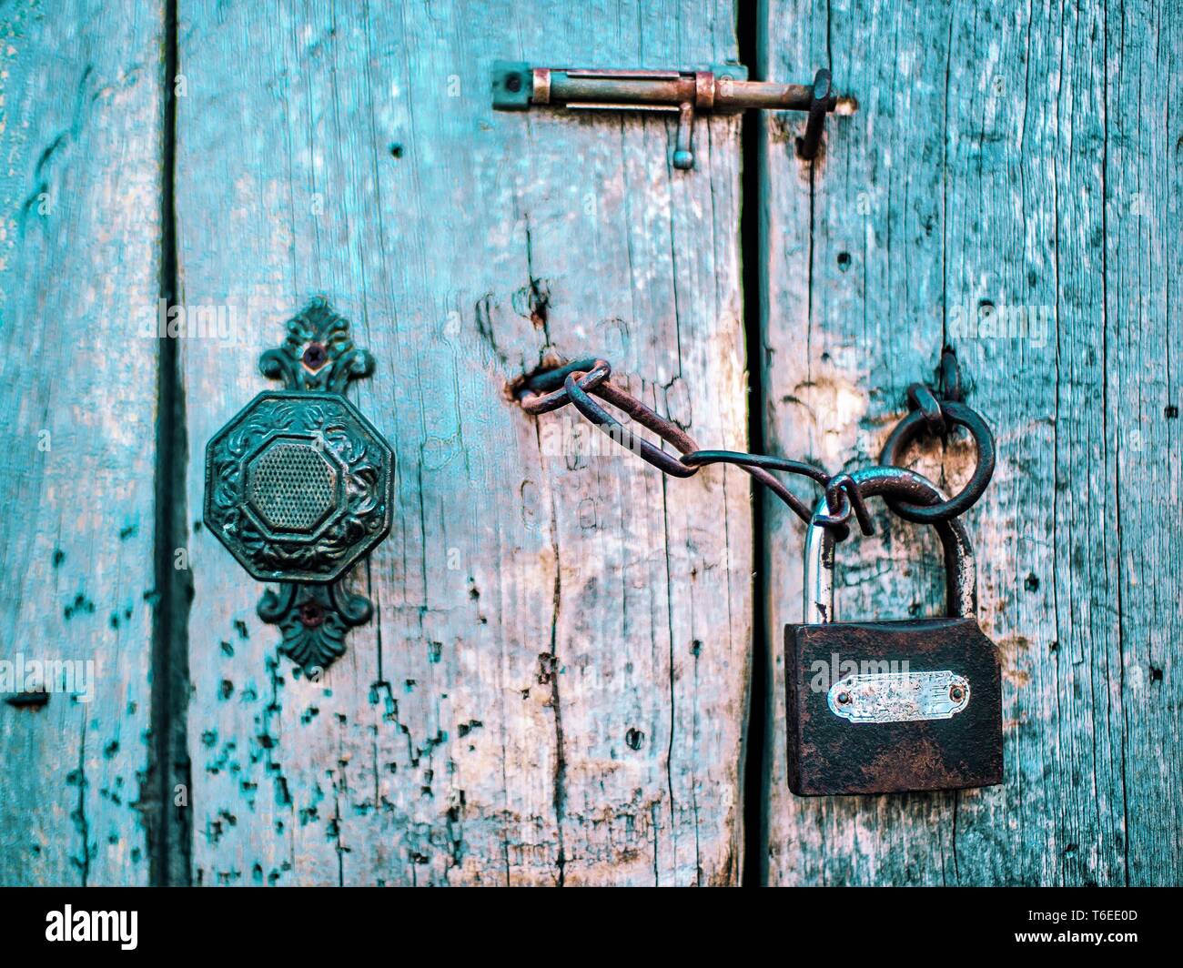 Il vecchio colore blu pallido con ante in legno con maniglia, heck e bloccare. Stile Boho Foto Stock
