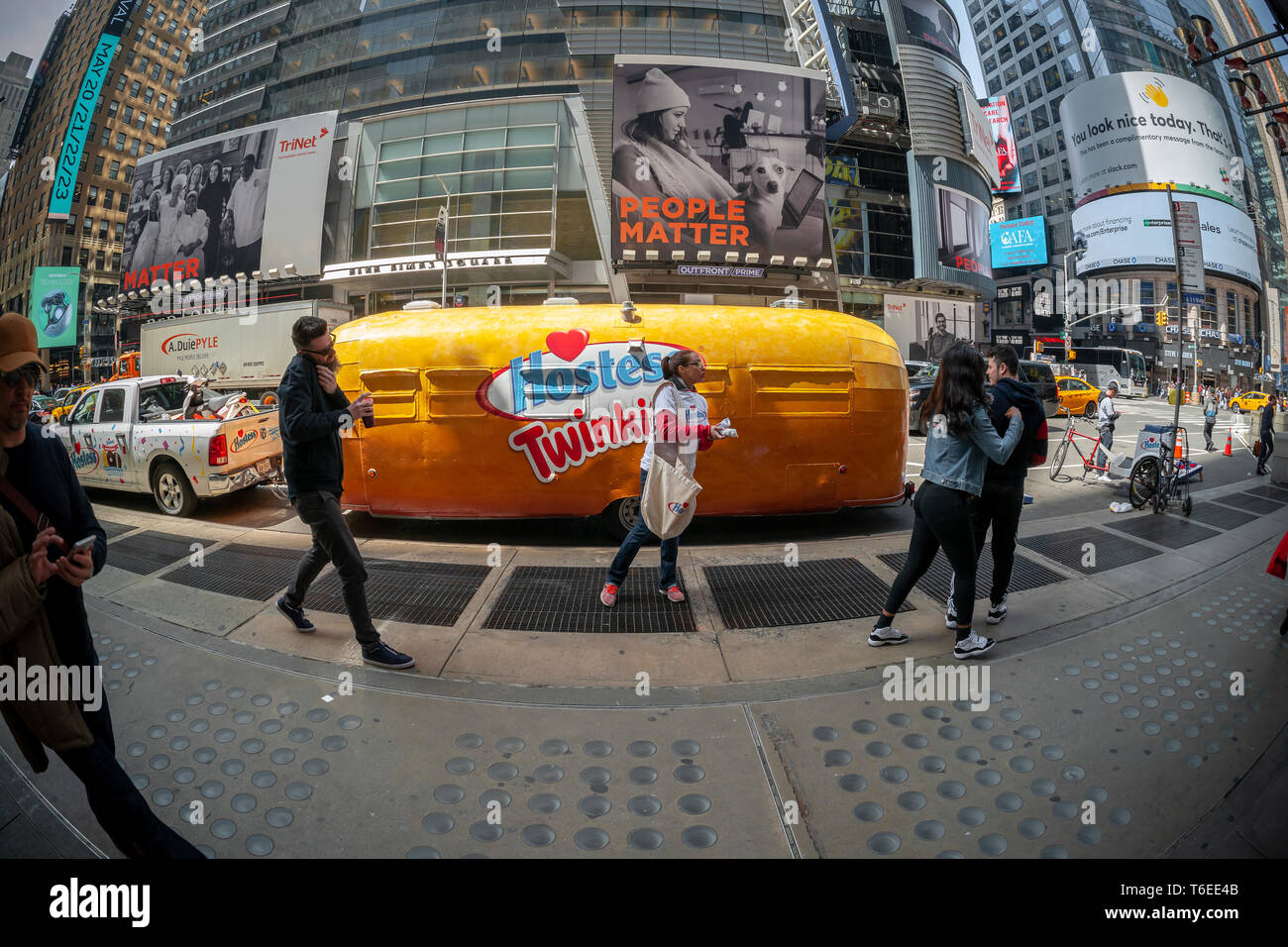 Hostess Marche ÒTwinkiemobileÓ LLC in Times Square a New York per celebrare theÓSweetennialÓ dell'iconico snack company. Il 100 anno-vecchio marchio distribuito gratuitamente prodotti Hostess, dotate di loro Hostess tortine di compleanno, così come sfilando il ÒTwinkie KidÓ mascotte e la Twinkiemobile, decorato rimorchio Airstream.(© Richard B. Levine) Foto Stock