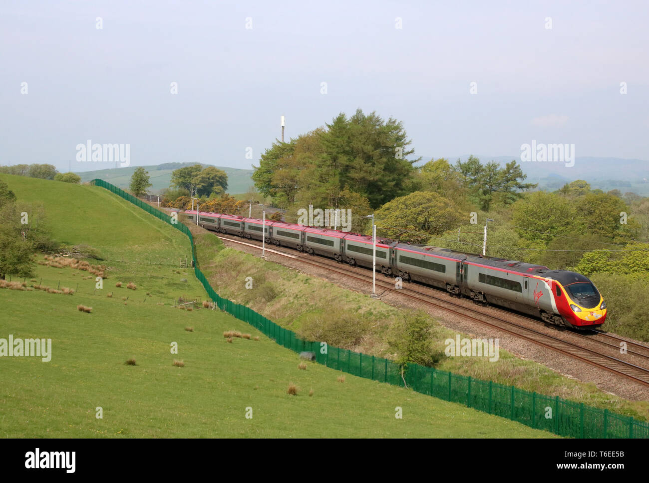 Vergine Costa Ovest classe 390 pendolino treno elettrico sulla West Coast Mainline vicino a Grayrigg in Cumbria su a Londra al servizio di Edimburgo, 30 aprile 2019 Foto Stock