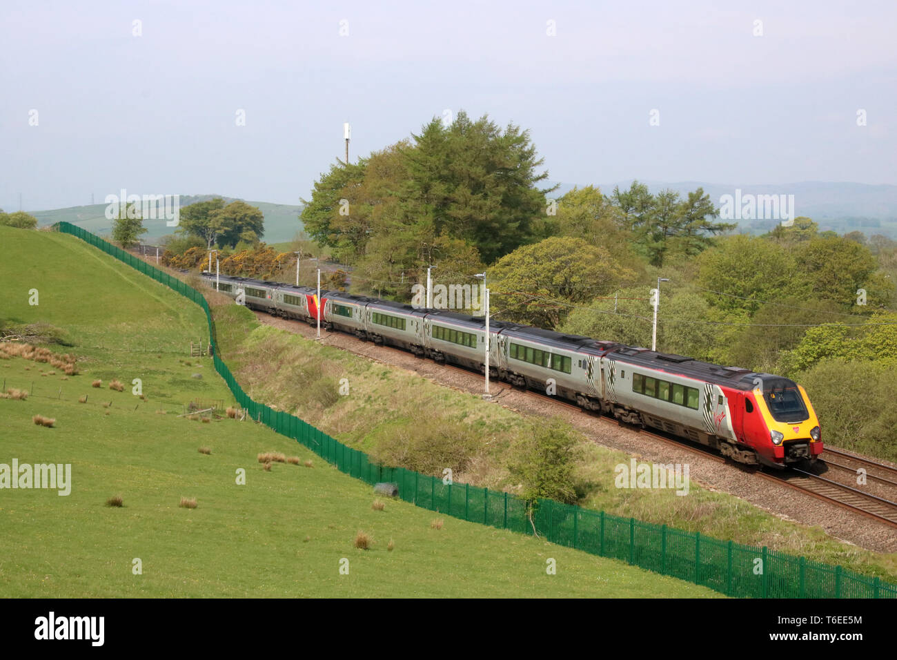 Due della classe 221 super voyager diesel unità multiple in Vergine Costa Ovest sulla livrea della West Coast Mainline vicino a Grayrigg in Cumbria il 30 aprile 2019. Foto Stock