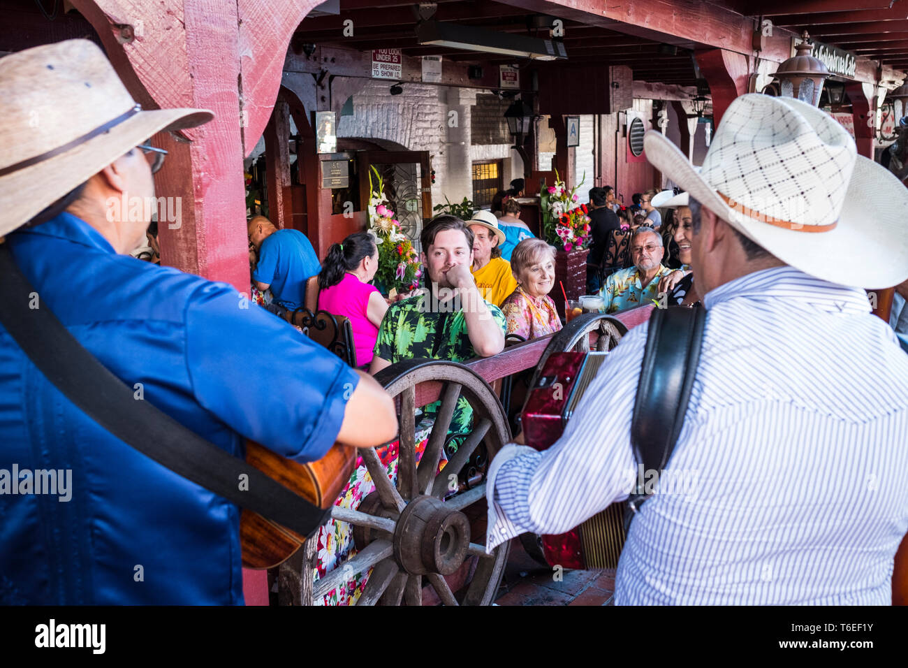 Un tradizionale messicano street band giocando a popolari Olvera Street a Los Angeles, California, Stati Uniti d'America Foto Stock