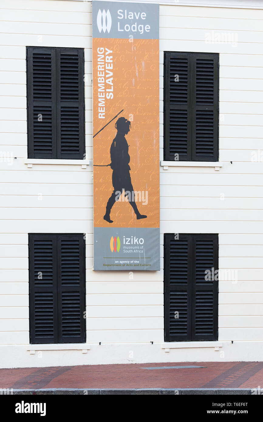 Slave Lodge banner in un museo Iziko appeso su una facciata di un edificio storico nel centro di Città del Capo, Sud Africa Foto Stock