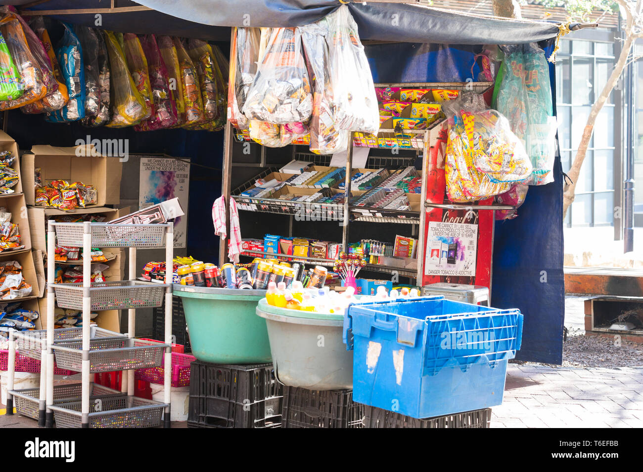 Venditore ambulante stallo che è molto essenziale nel centro di Città del Capo in Sud Africa la vendita di bibite e piccoli oggetti per spuntini in viaggio Foto Stock