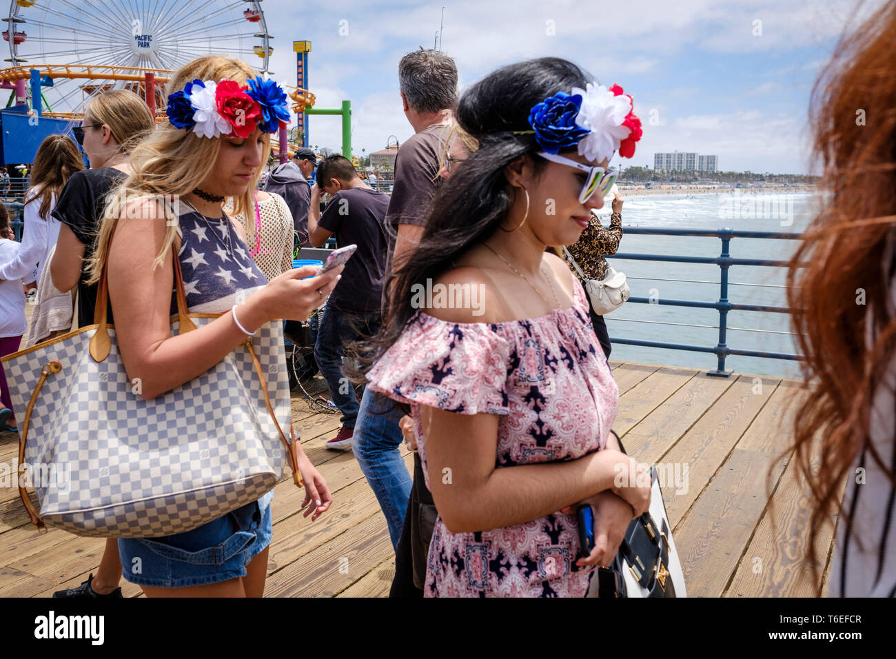 Le ragazze al Molo di Santa Monica a Los Angeles, California, Stati Uniti d'America Foto Stock