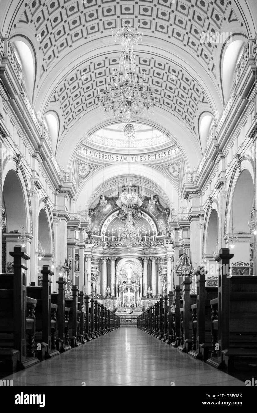 All'interno della splendida Basilica Cattedrale di Lima, Perù in bianco e nero Foto Stock