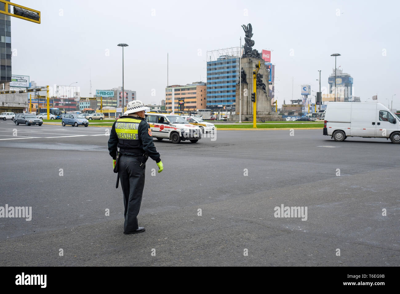 Responsabile del traffico o Policía de tránsito dirigere traffico su strade trafficate di Lima, Perù Foto Stock