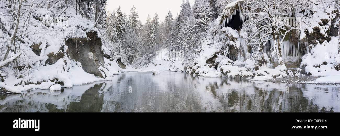 Panorama scena con ghiaccio e neve a fiume Ammer in Baviera, Germania Foto Stock
