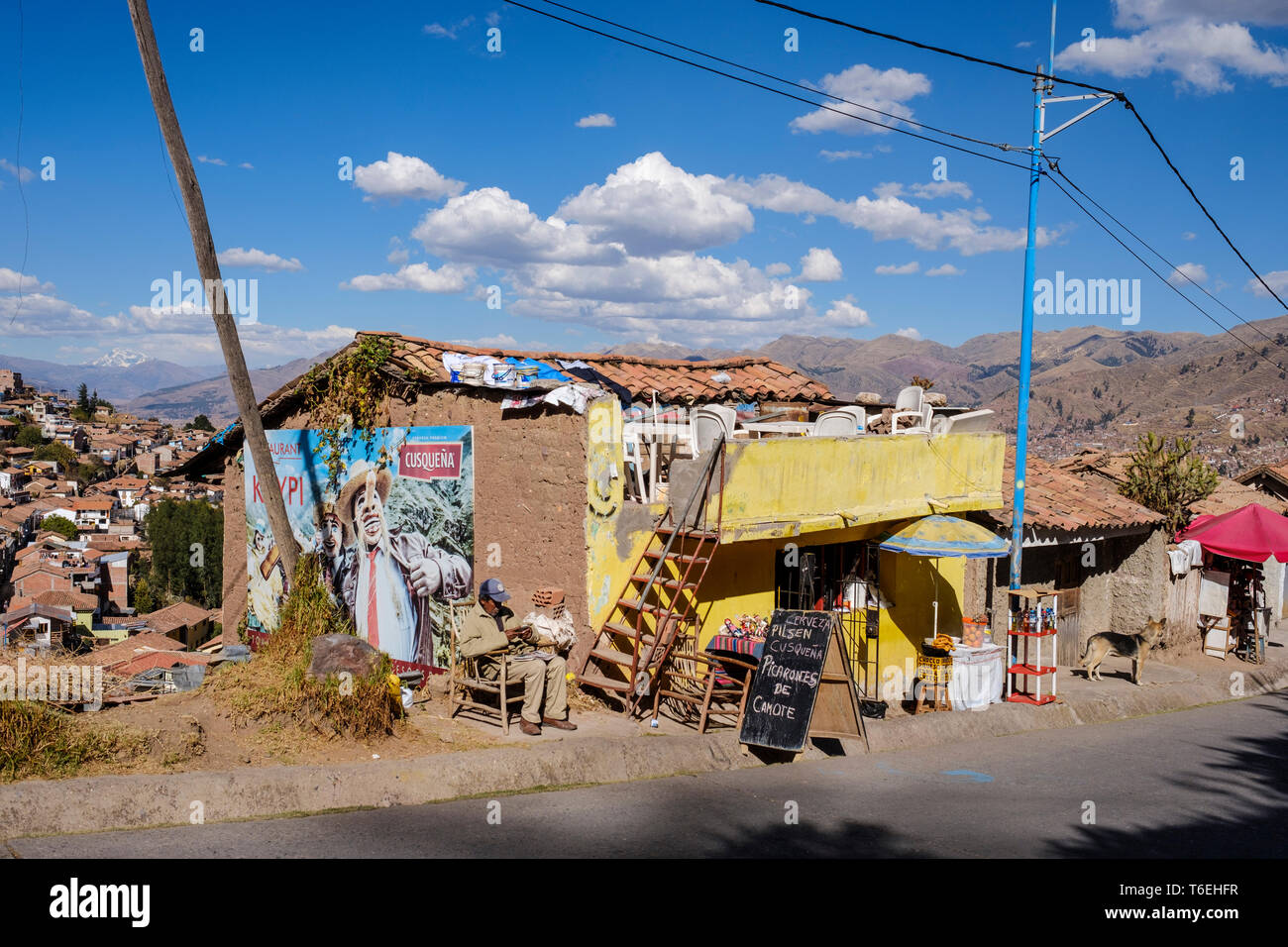 Umile e piccolo ristorante shop in Cusco, Perù Foto Stock