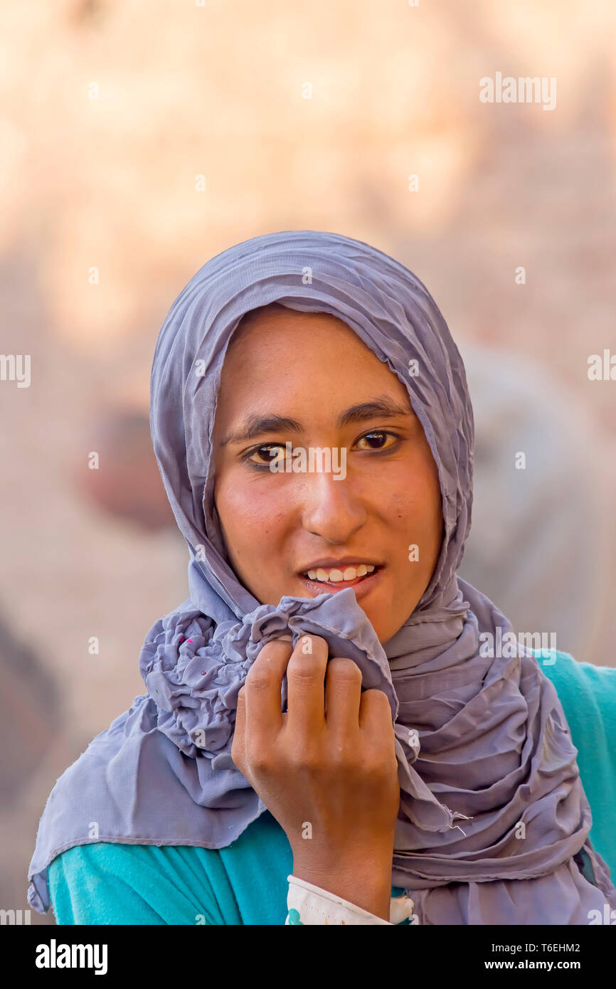 Ritratto di giovane donna musulmana in jilbab blu e blu scuro hijab, Egitto Foto Stock