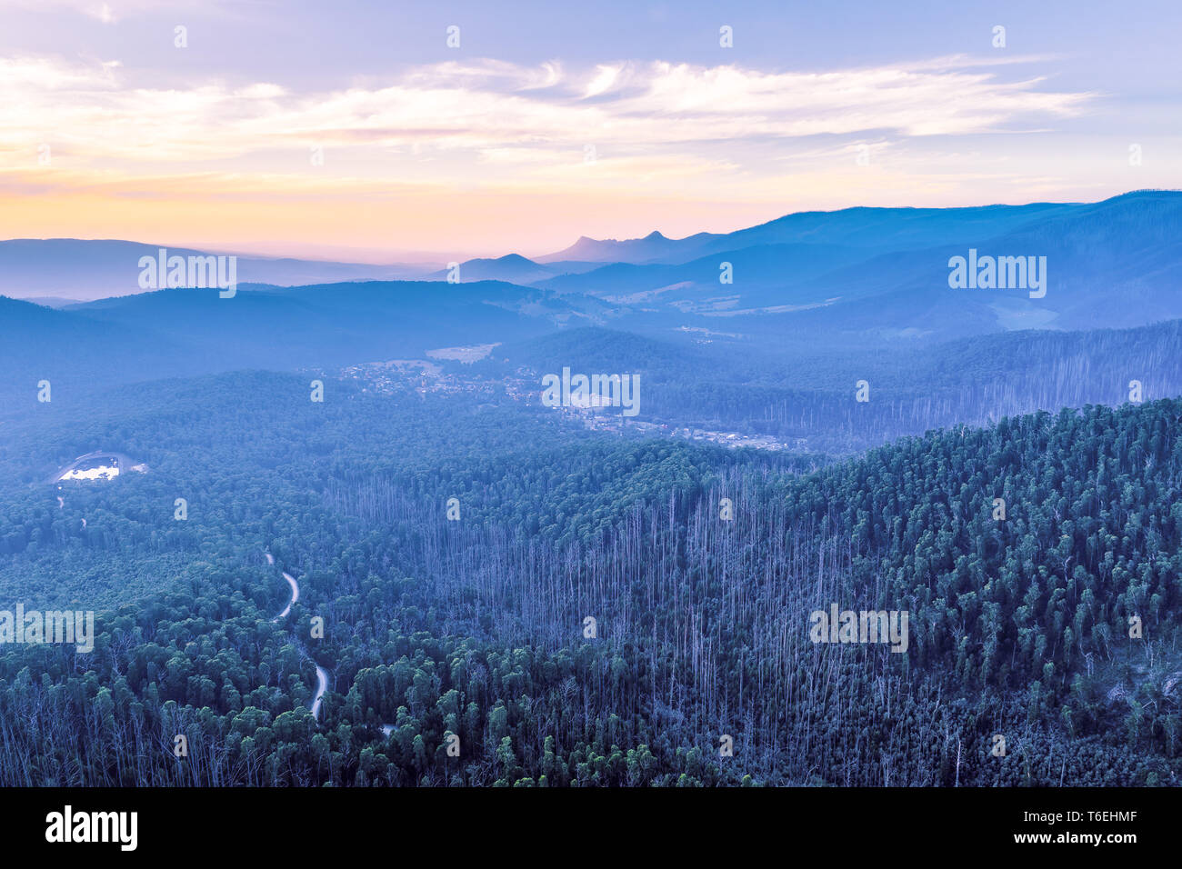 Montagne e foreste al crepuscolo in Australia Foto Stock
