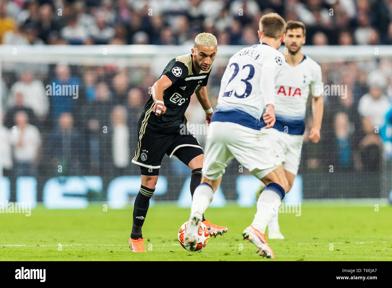 30 aprile 2019 Londra, Inghilterra Champions League 2018-2019 Tottenham Hotspur / Ajax Amsterdam l+r Hakim Ziyech di Ajax e Christian Eriksen (Tottenham Hotspurs) Foto Stock