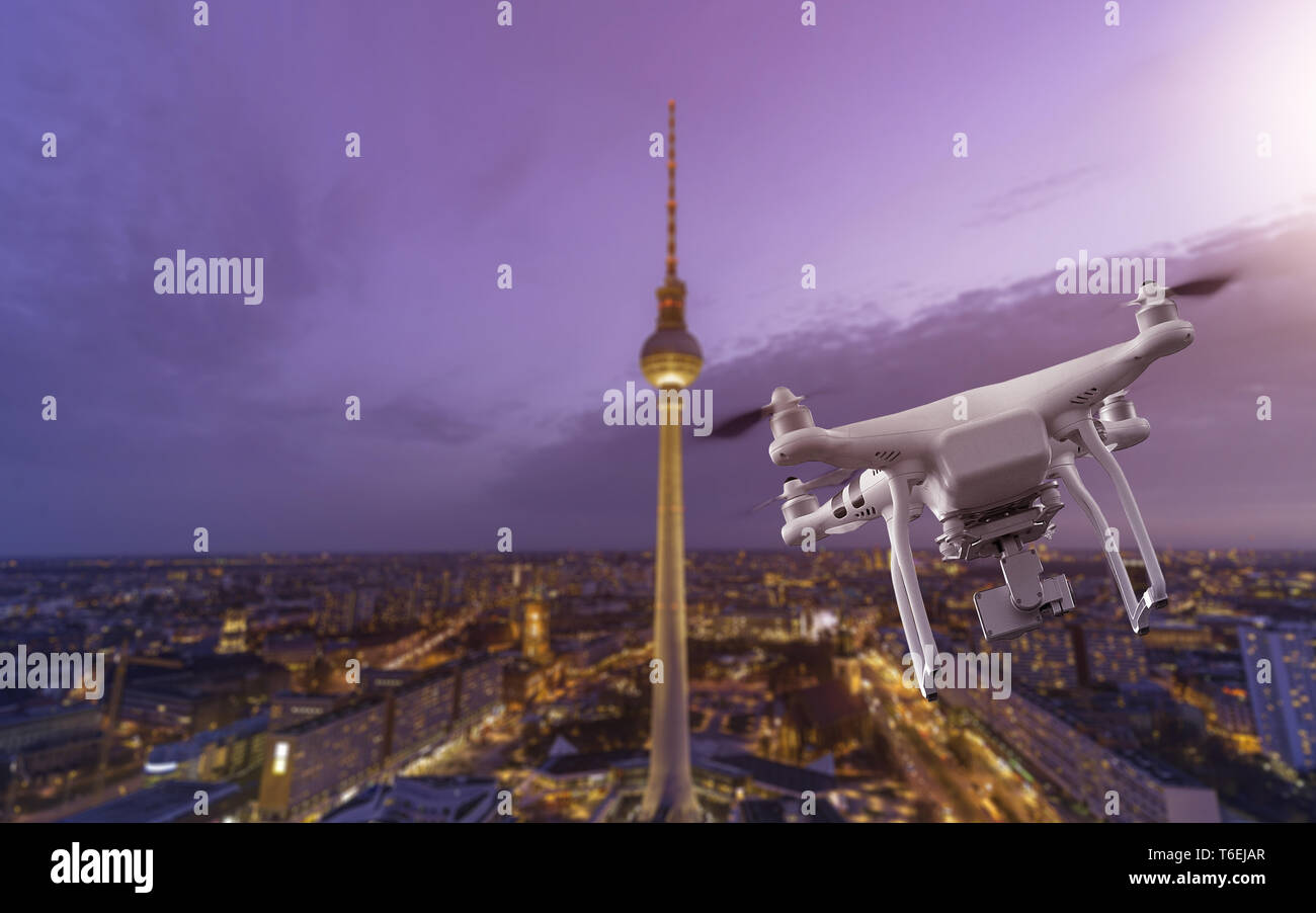 Multicopter volando sul paesaggio urbano di Berlino Foto Stock
