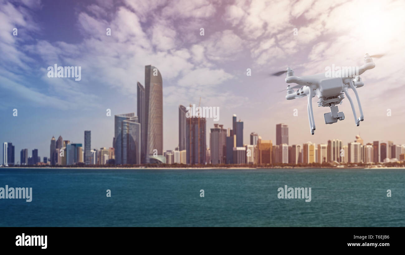 Drone battenti di fronte alla Abu Dhabi Skyline Foto Stock