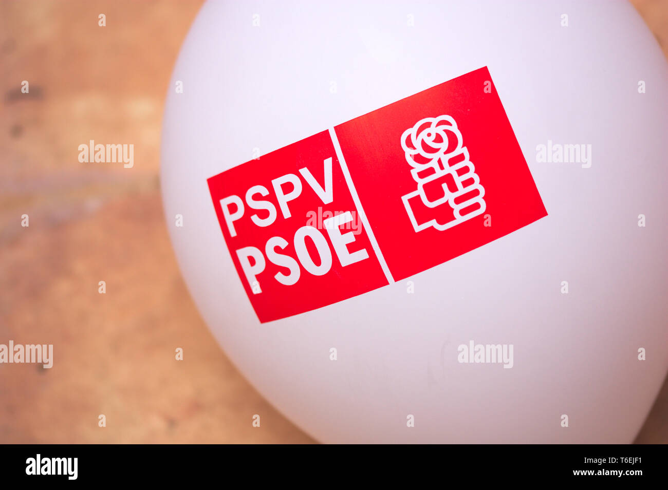 Aprile, 2019. Valencia, Spagna. La Propaganda di un partito politico della Spagna in forma di un palloncino bianco con il logo della sua sigla sulla superficie di Foto Stock