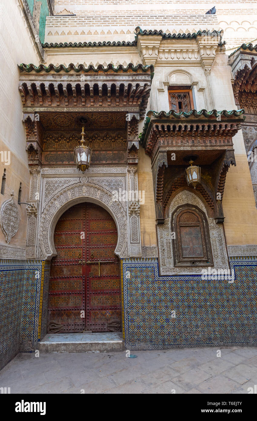 La vecchia porta e finestra in Fes, Marocco Foto Stock