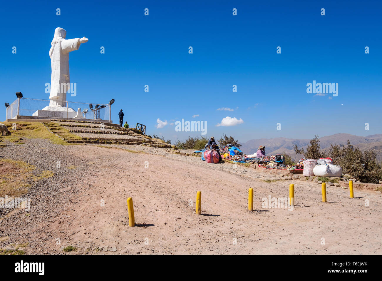 White statua di Cristo (noto anche come Cristo Blanco o Cristo Redentor) che si affaccia sulla città di Cusco da Pukamuqu Hill, regione di Cusco, Perù Foto Stock