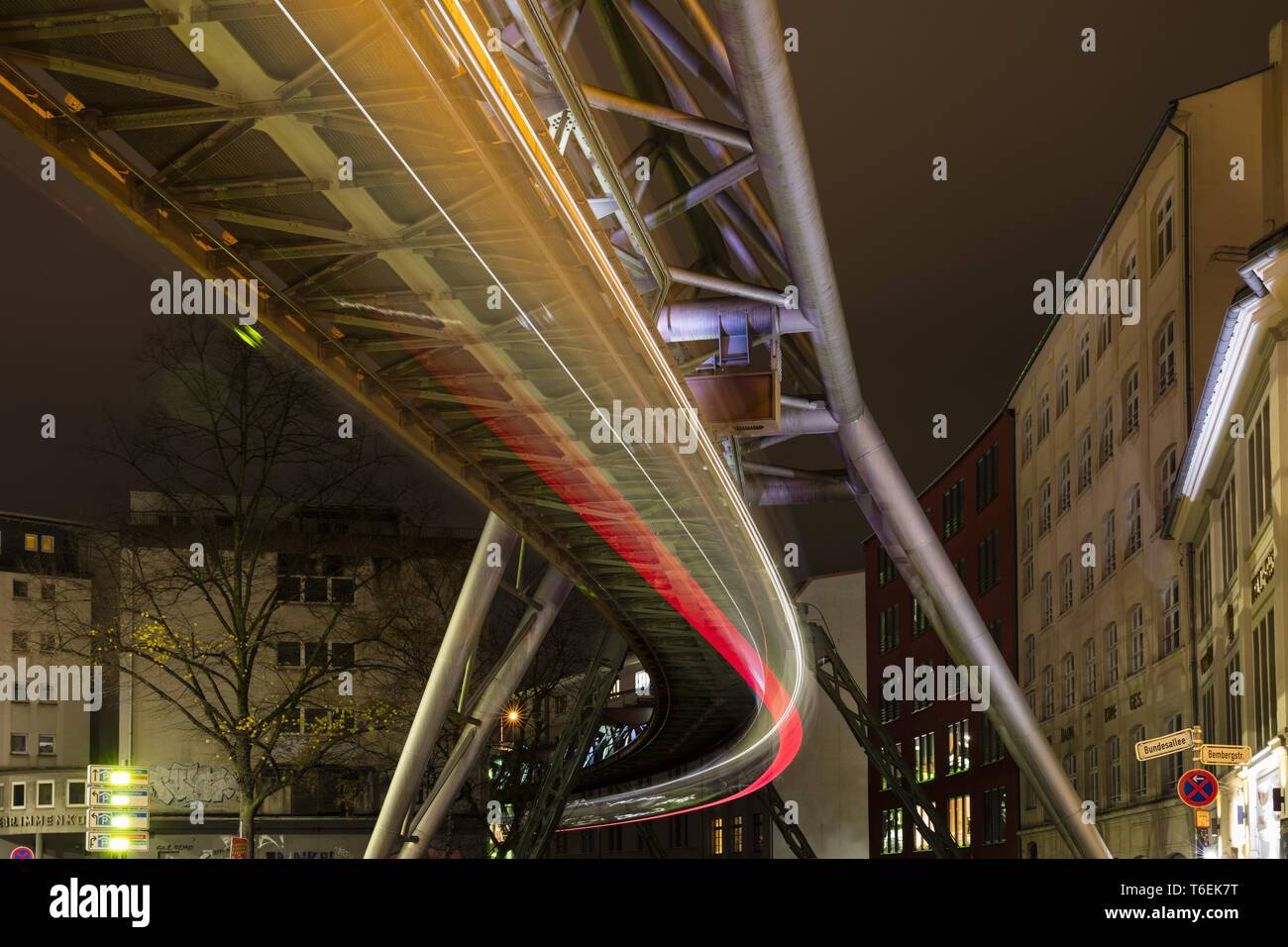 Illuminata linee aeree ferroviarie Wuppertal Foto Stock