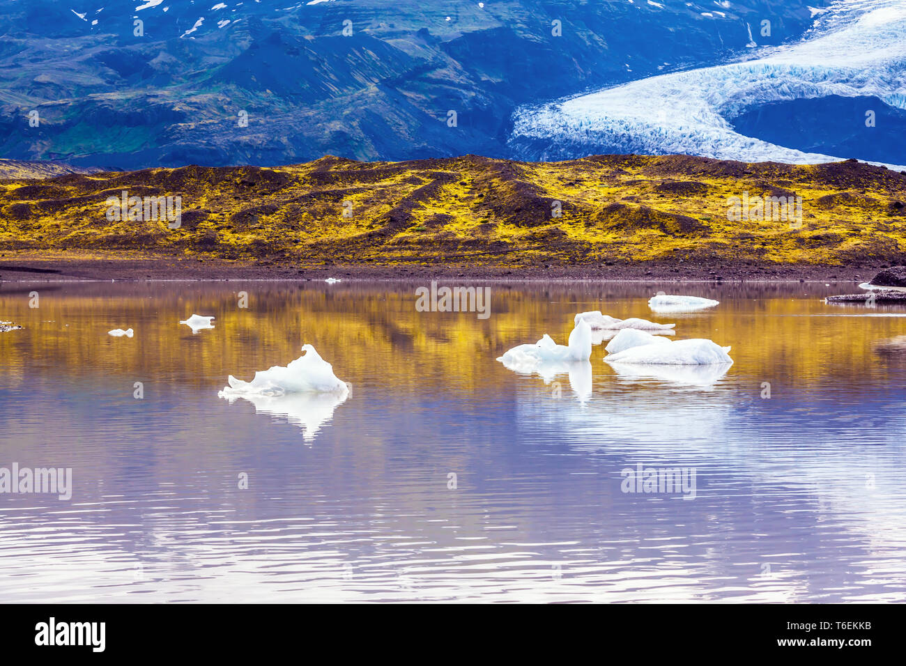 Il pittoresco lago freddo Foto Stock