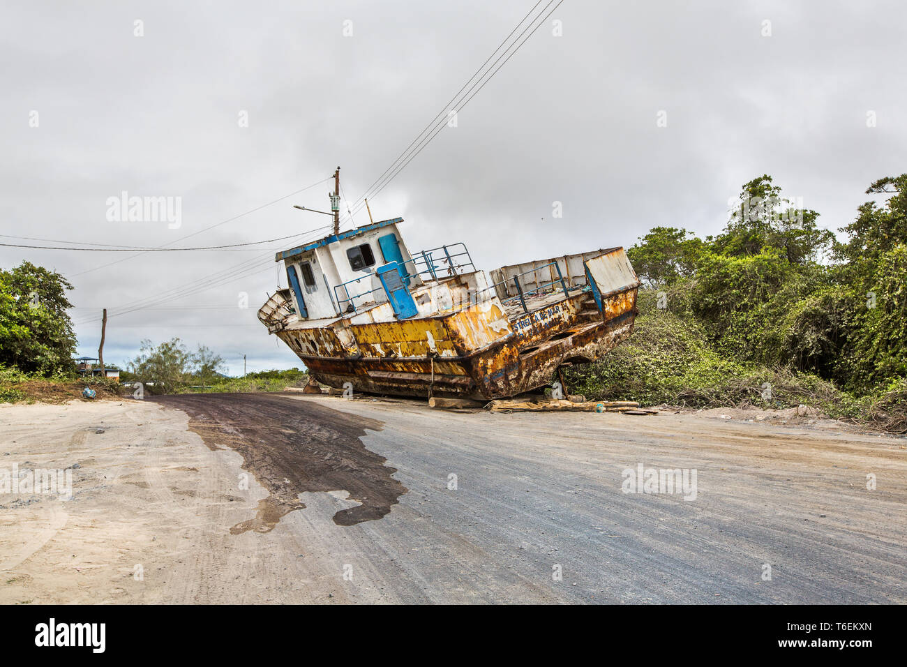 Old Ship abbandonati sulla strada Foto Stock