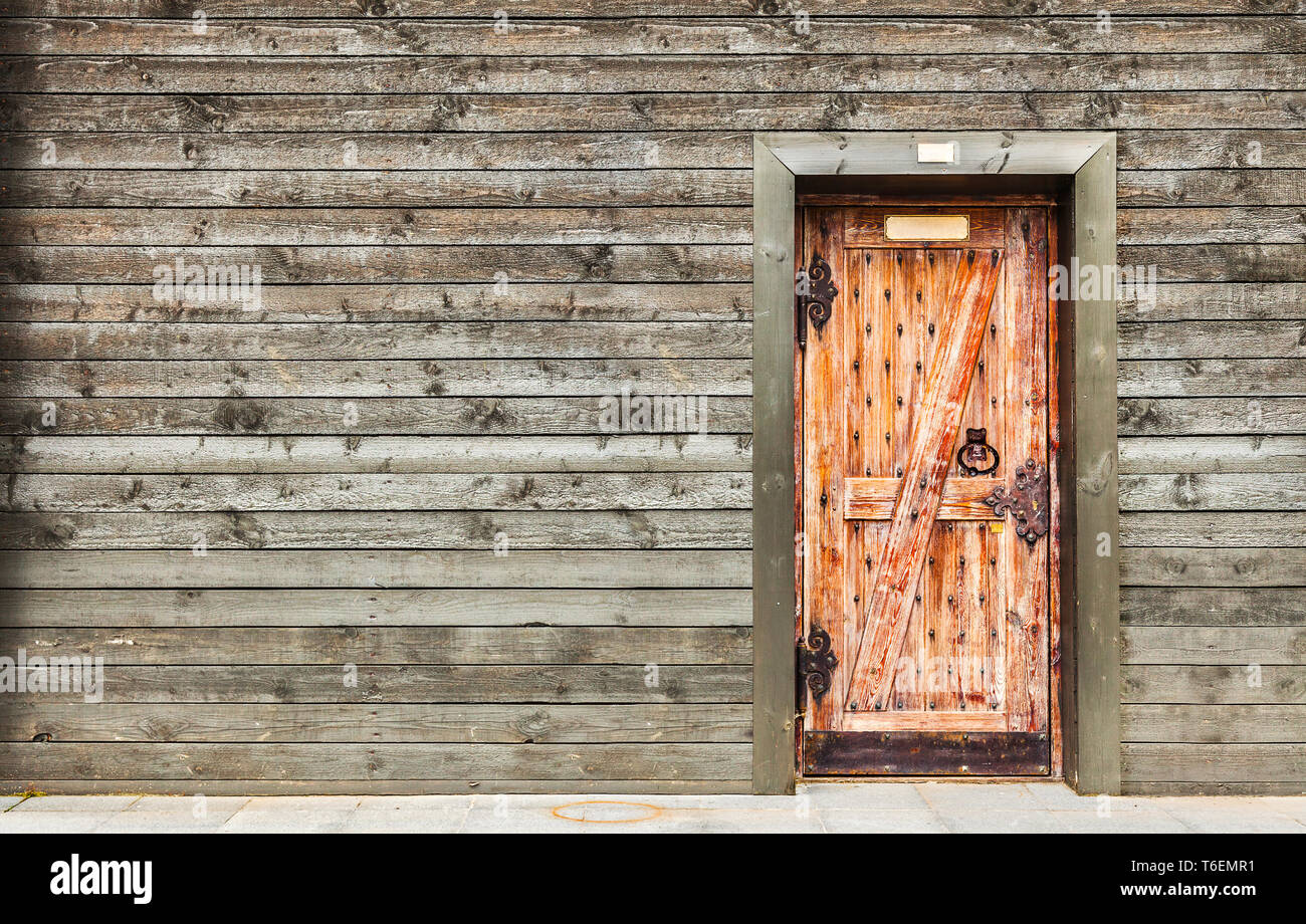 Log house parete in legno con porta di legno Foto Stock
