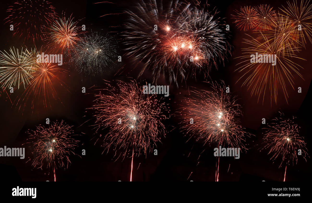 Coloratissimi fuochi d'artificio su cielo scuro Foto Stock