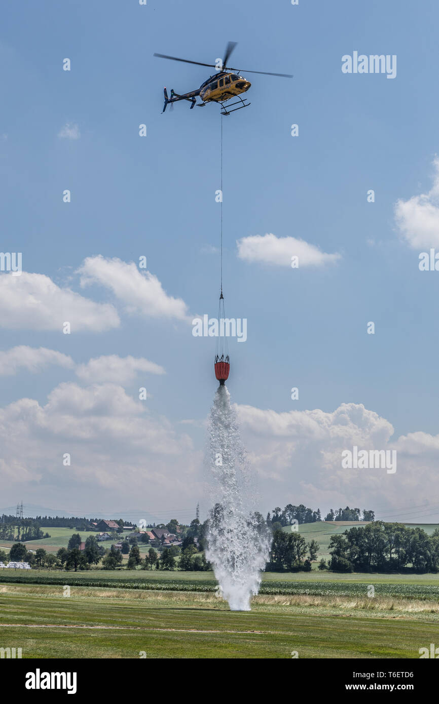 Elicottero con serbatoio acqua, Beromünster, Lucerna, Svizzera, Europa Foto Stock