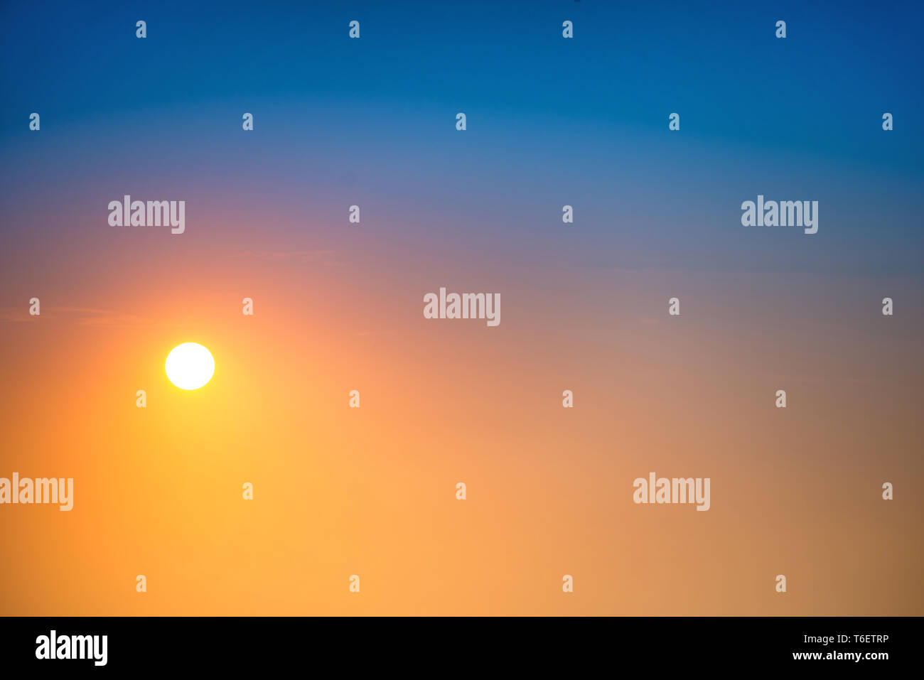 Il tramonto del sole nel cielo con grande sole Foto Stock