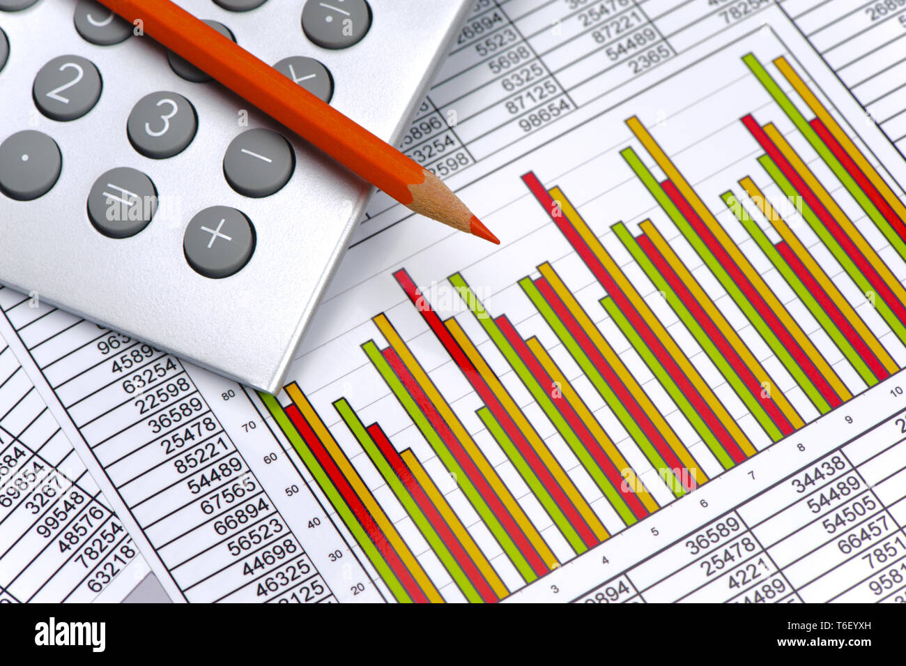 Calcolatrice e matita posa su attività finanziarie grafico Foto Stock