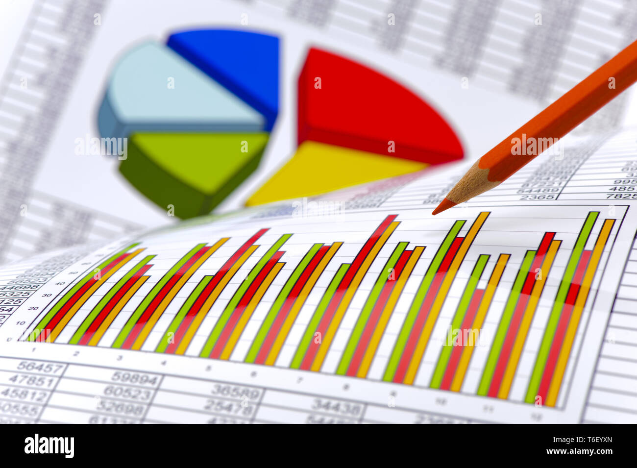 Matita posa su attività finanziarie grafico Foto Stock