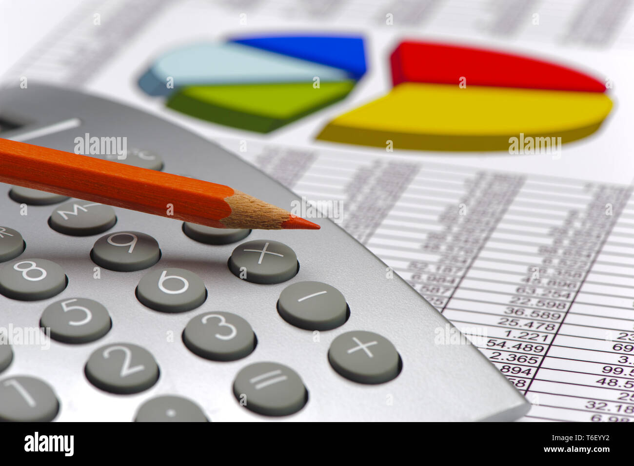Calcolatrice e matita posa su attività finanziarie grafico Foto Stock