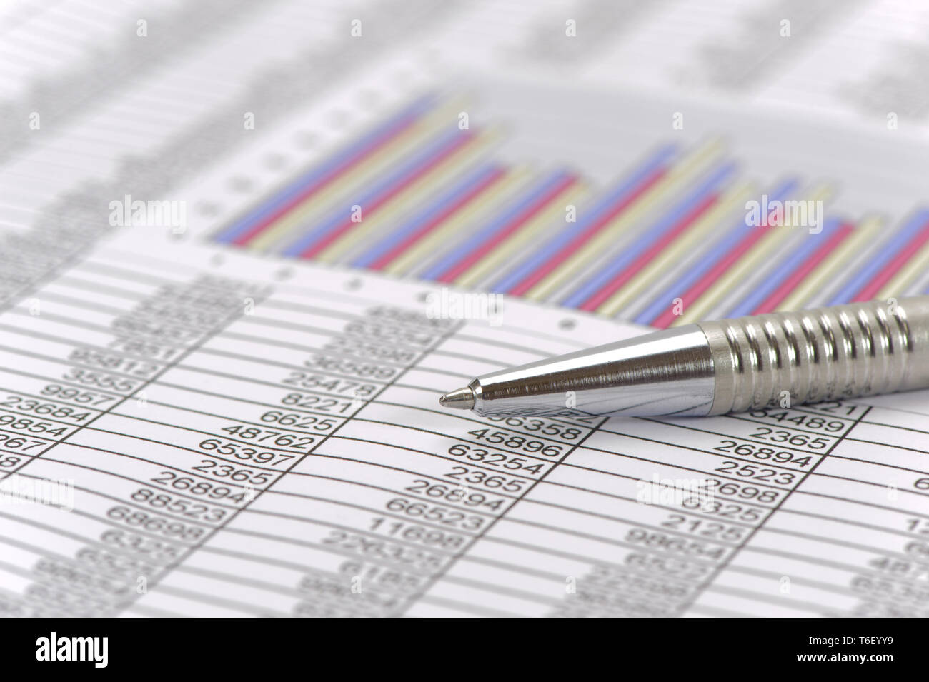 Matita posa su attività finanziarie grafico Foto Stock