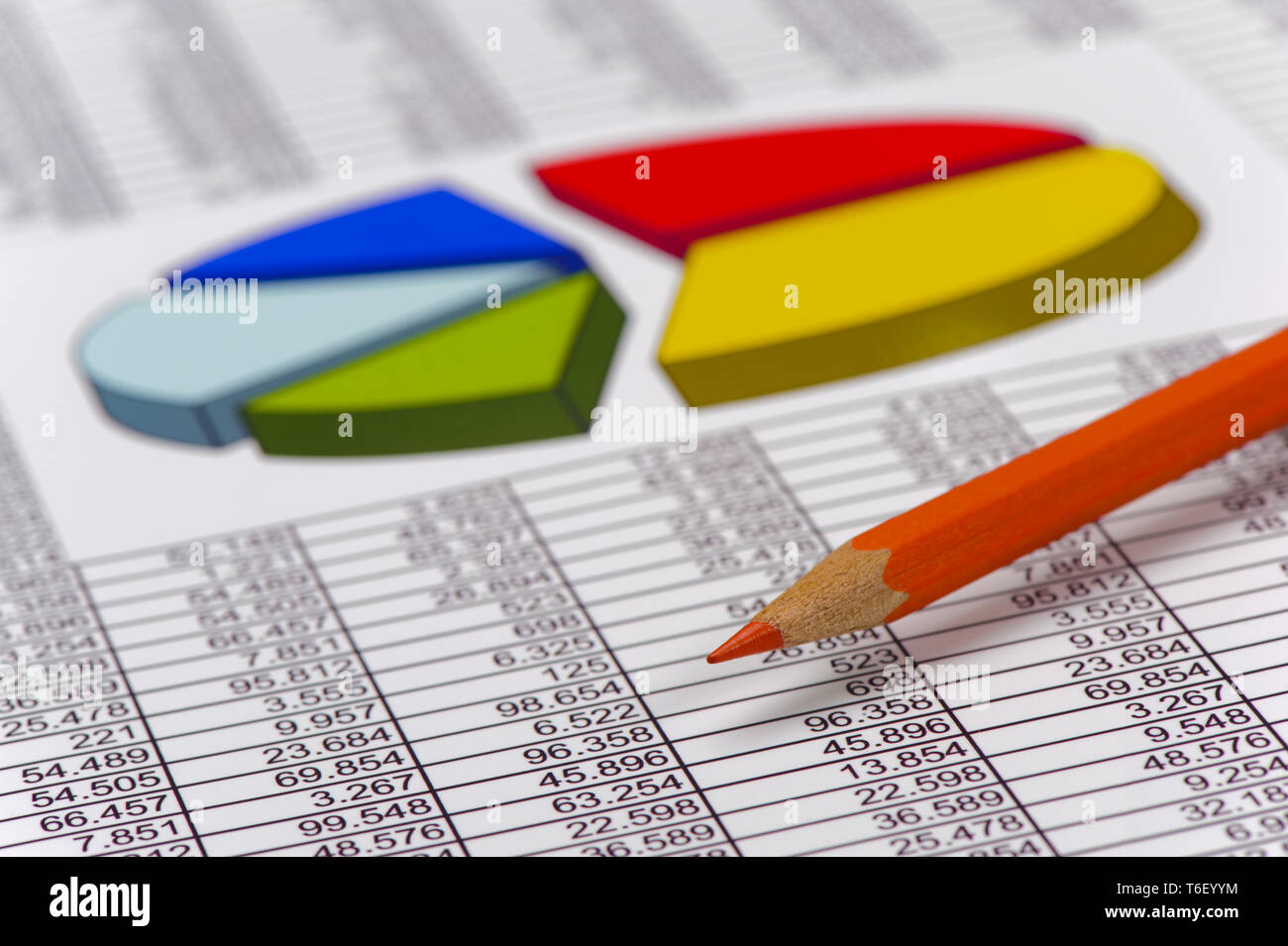 Matita posa su attività finanziarie grafico Foto Stock