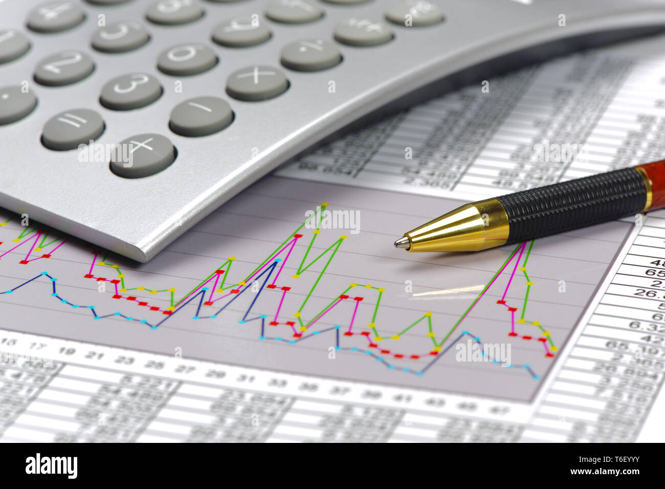 Calcolatrice e matita posa su attività finanziarie grafico Foto Stock