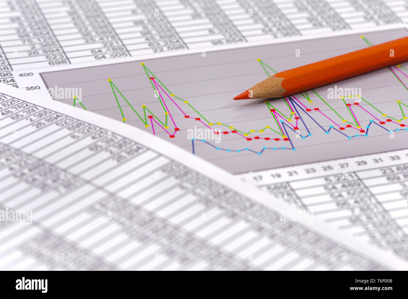 Matita posa su attività finanziarie grafico Foto Stock