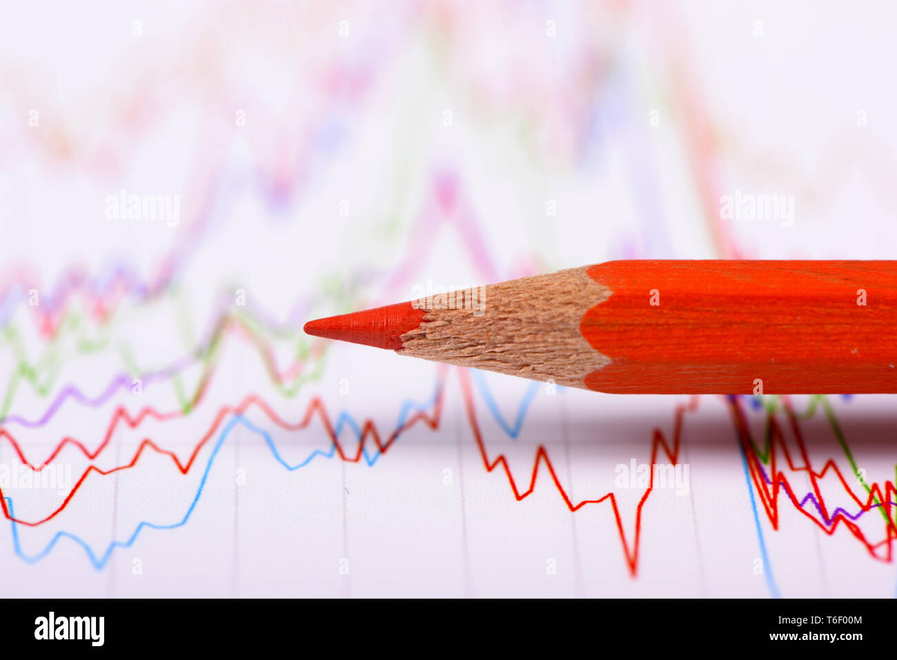Business finanziario dati e calcualtion con matita rossa Foto Stock