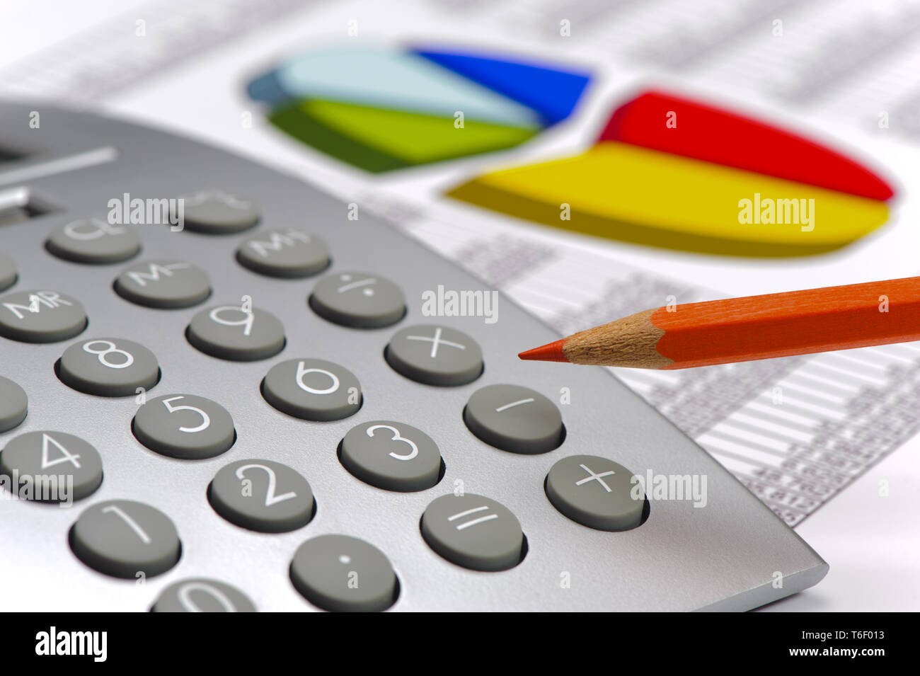 Calcolatrice e matita posa su attività finanziarie grafico del mercato azionario Foto Stock
