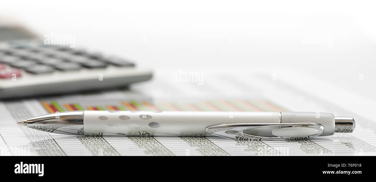 Calcolatrice e penna posa su attività finanziarie grafico del mercato azionario Foto Stock